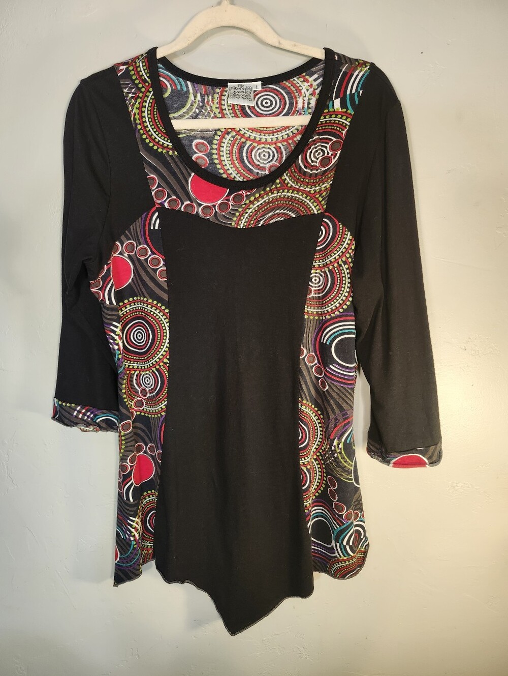 Parsley & Sage Black Long Sleeve Scoop Neck Top with Multicolor Circular Print